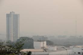 Frente fria “empurra” fumaça de incêndio de MS para Mato Grosso