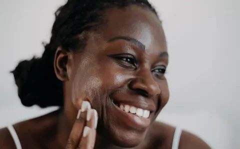 Como usar protetor solar corretamente? Dermatologista dá 6 dicas