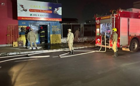 Câmera filma ação homem que incendiou loja de itens religiosos