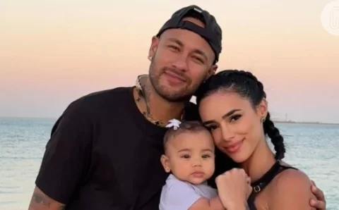 Bruna Biancardi exibe barriguinha de gravidez e celebra nova fase ao lado de Neymar