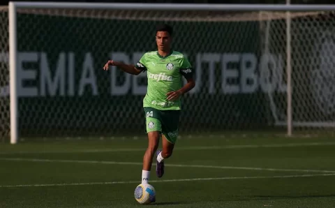 Vitor Reis inicia processo de transição física e deve reforçar o Palmeiras após data Fifa