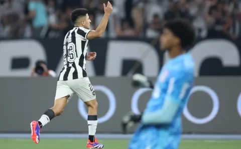 Com pênalti errado por Romero, Corinthians perde do Botafogo e cai para o 18º lugar do Brasileirão