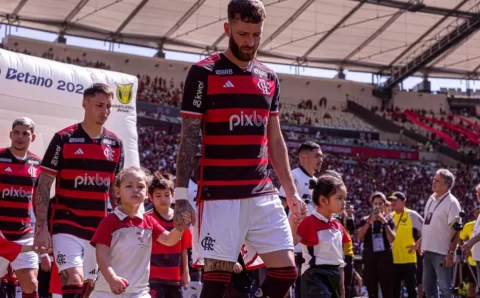 Léo Pereira sofre pancada no joelho e vira nova baixa do Flamengo contra o Corinthians