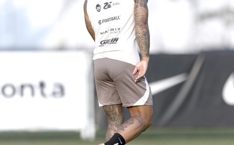 Depay brilha e Corinthians vence para ficar perto da Pré-Libertadores