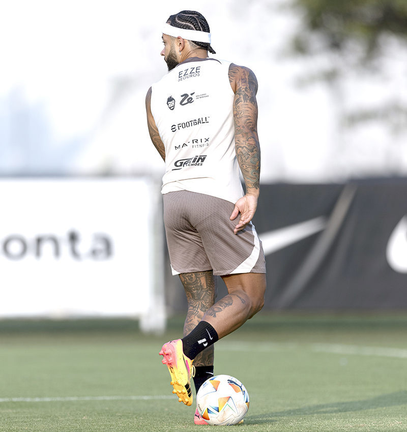 Depay brilha e Corinthians vence para ficar perto da Pré-Libertadores