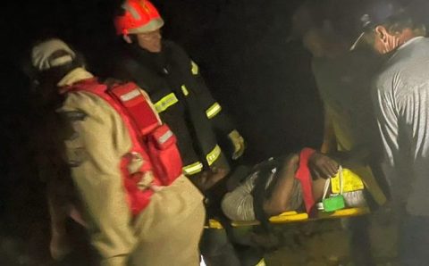 Bombeiros socorrem jovem que sofreu acidente com trator em fazenda na BR-070