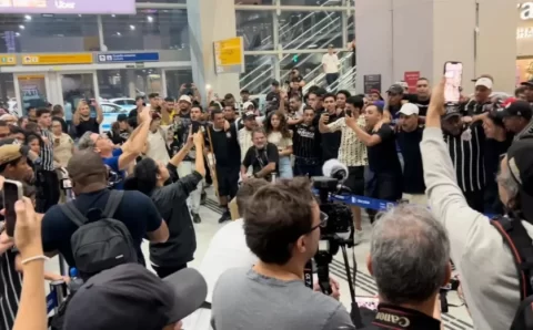 Memphis Depay ‘engana’ torcedores do Corinthians, mas desembarca em São Paulo com festa