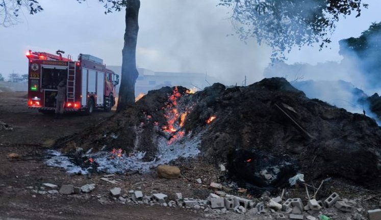 Corpo de Bombeiros combate incêndio em aterro em Primavera do Leste