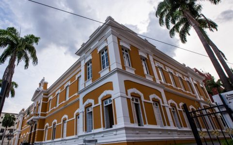 Biblioteca Estadual Estevão de Mendonça está fechada ao público para restauração do Palácio da Instrução