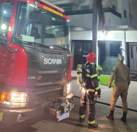 Bombeiros militares realizam verificação de segurança em edifício residencial após princípio de incêndio em ar-condicionado