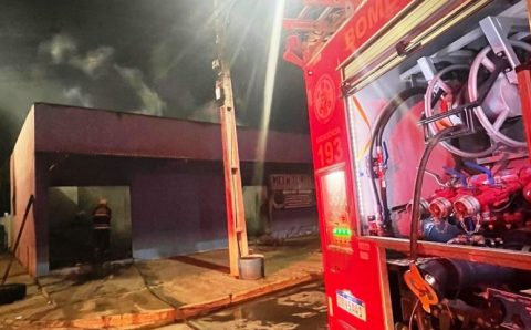 Corpo de Bombeiros Militar combate incêndio em edificação em Sorriso