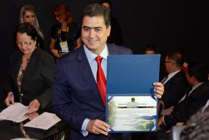 Emanuel retorna ao cargo na AL e tira 3 meses de férias