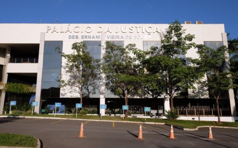TJ manda plano pagar redução dos seios de paciente que sente dores