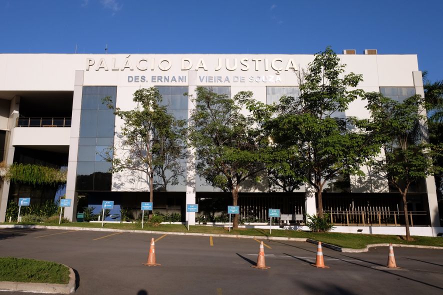 TJ manda plano pagar redução dos seios de paciente que sente dores