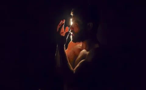 Teatro Dulcina recebe a montagem “DEUS – um espetáculo”