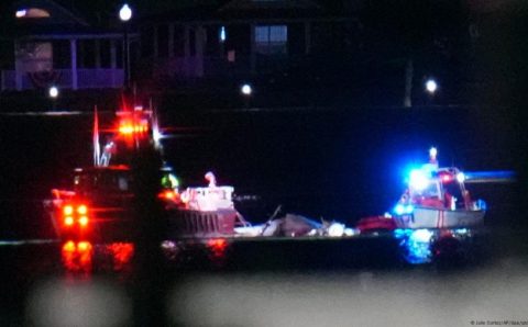 Avião levando 64 colide no ar com helicóptero em Washington