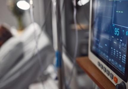 Juiz manda Estado e Município custearem home care para idoso de 63 anos