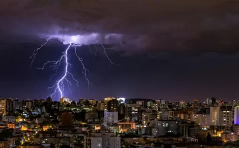 Como se proteger de raios durante tempestade e outras 8 dúvidas