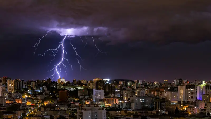 Como se proteger de raios durante tempestade e outras 8 dúvidas
