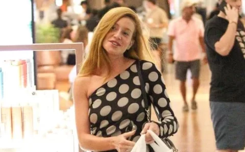 Marina Ruy Barbosa, de vestido fendado e sem maquiagem, exibe beleza natural no shopping e é flagrada em momento inusitado.