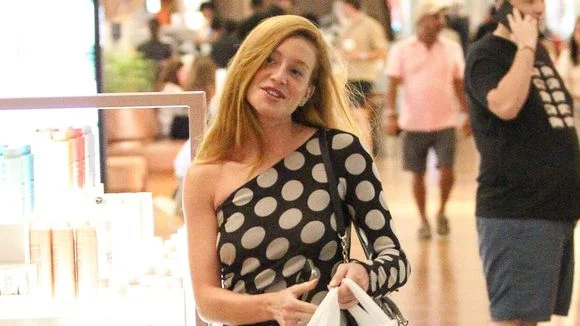 Marina Ruy Barbosa, de vestido fendado e sem maquiagem, exibe beleza natural no shopping e é flagrada em momento inusitado.