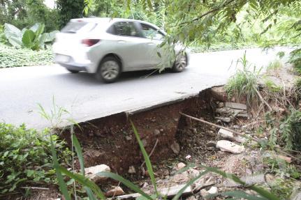 Erosão corrói asfaltos em vias e gera insegurança nas ruas