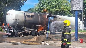Após cerca de sete horas de combate, bombeiros controlam incêndio em carreta-tanque carregada de etanol