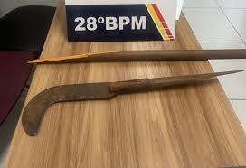 Homem é preso pela PM após tentar agredir esposa e filha com foice