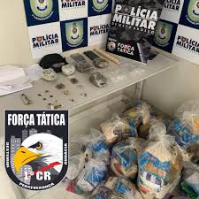 Força Tática prende 3 integrantes de facção criminosa com drogas e cestas básicas