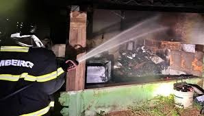 Bombeiros combatem princípio de incêndio em residência em Primavera do Leste