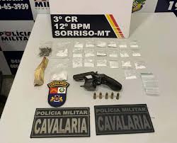 Cavalaria da PM prende três faccionados com drogas, arma e munições