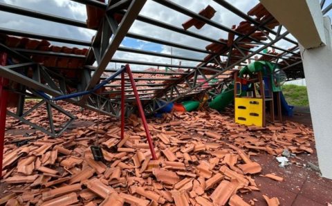 Teto de escola municipal desaba após temporal em Rondonópolis