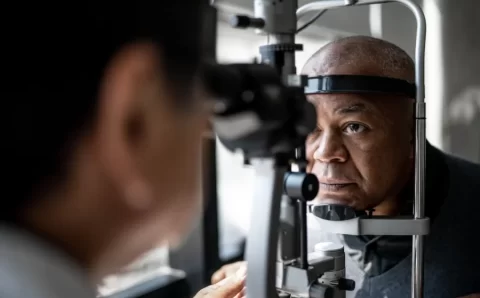 Exame ocular pode ajudar a prever risco de AVC, diz estudo