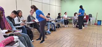 ONG oferece aulas de inglês gratuitas para alunos de escolas públicas