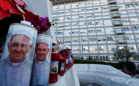 Após crise respiratória, Papa Francisco recebe transfusão de sangue