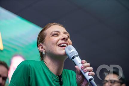 Flávia enfrenta a Justiça e se recusa a exonerar o marido