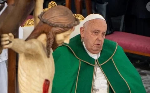 ‘Papa Francisco está morrendo’, afirma jornal; boletim atualizado do estado de saúde do líder da Igreja Católica é divulgado no 7º dia de internação