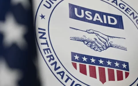 Suspensão de ajuda humanitária por EUA gera incerteza global