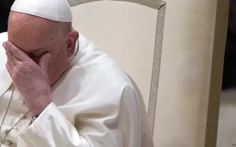 Papa Francisco tem pneumonia nos dois pulmões, diz Vaticano