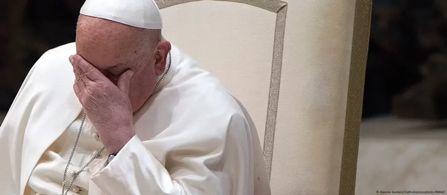 Papa Francisco tem pneumonia nos dois pulmões, diz Vaticano