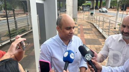 Na porta da PF, bispo cita ‘perseguição’ de Mauro e Virgínia Mendes