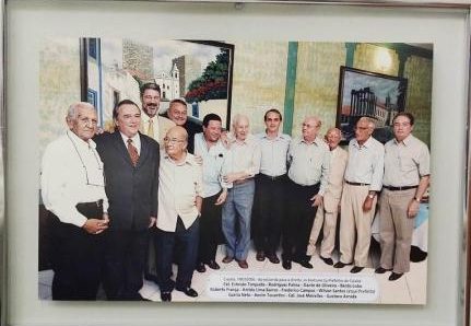 Foto reúne ex-prefeitos e políticos homenageiam Dante de Oliveira