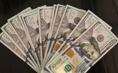 Dólar encosta em R$ 5,80 após novas ameaças de Trump