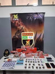 Polícia Militar apreende 25 tabletes de maconha e prende três suspeitos por tráfico de drogas