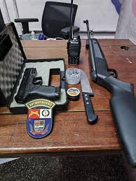 PM prende suspeito por violência doméstica e ameaça e apreende simulacro de arma de fogo