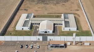 Mulher é flagrada por agentes tentando entregar droga a adolescente em unidade de internação no interior