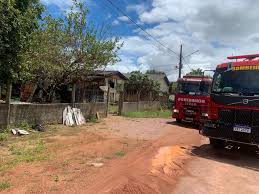 Corpo de Bombeiros combate incêndio em residência de Guarantã do Norte