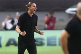 Filipe Luís tem mais títulos do que derrotas no comando do Flamengo