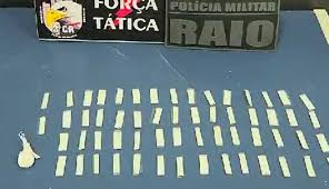 PM apreende 59 porções de cocaína e flagra suspeito com mandado de prisão em aberto