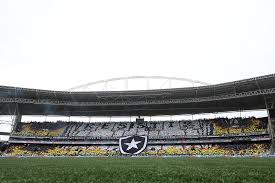 Botafogo defende gramado sintético e aponta “hipocrisia” em crítica de jogadores: “Narrativas emocionais”